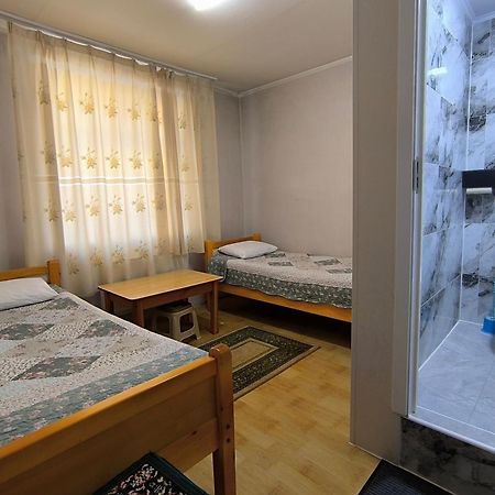 Town Yard Hostel Ulaanbaatar Bagian luar foto