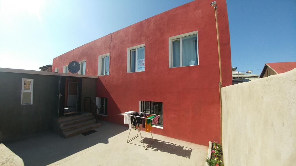 Town Yard Hostel Ulaanbaatar Bagian luar foto